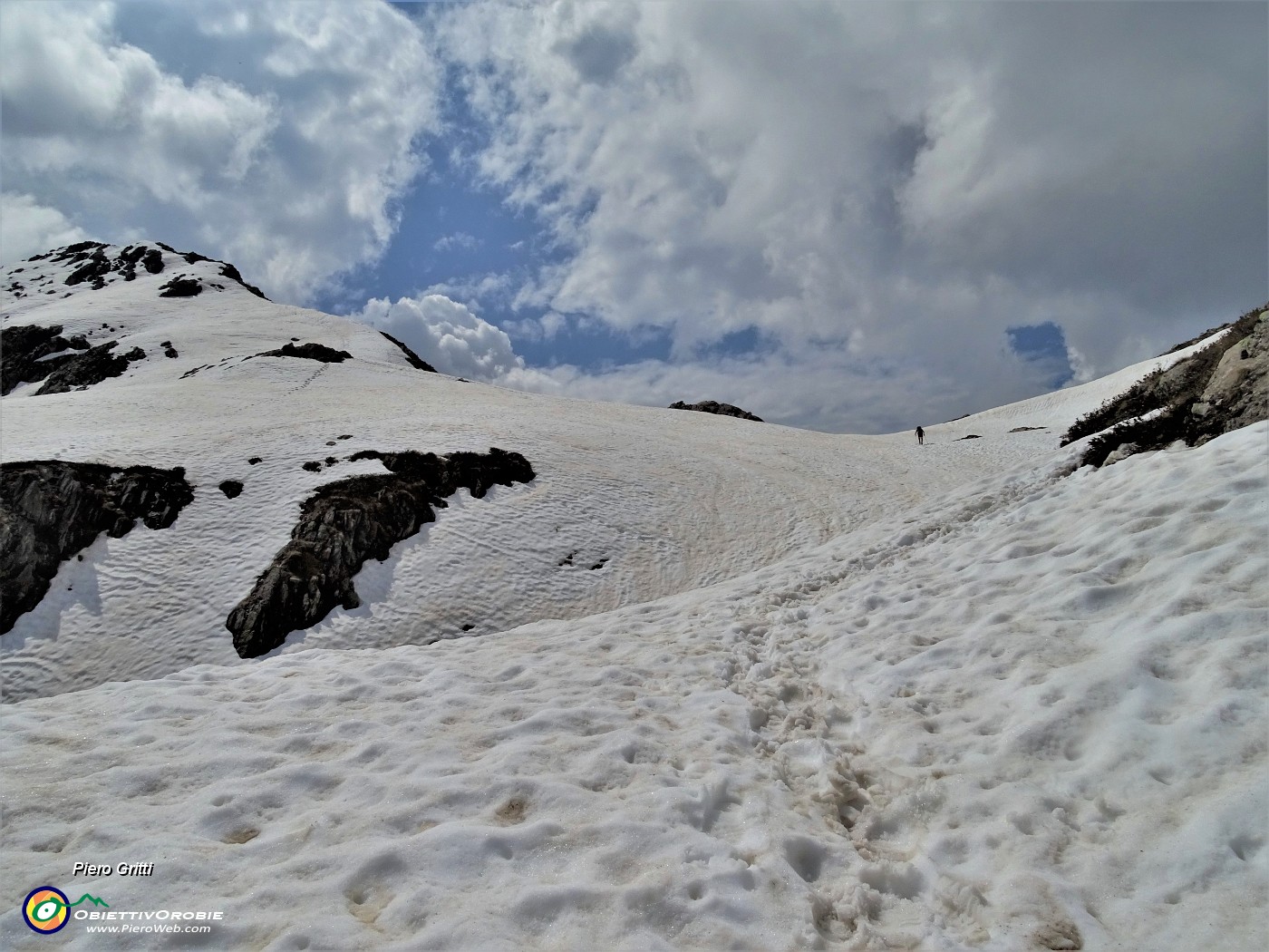 41 Ancora tanta neve sul versante nord del Passo di Mezzeno.JPG